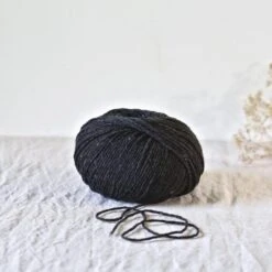 De Rerum Natura Gilliatt(De Rerum Natura Gilliatt) -Tangled Yarn Store Gilliatt fusain