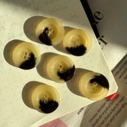 PetiteKnit Galalith Buttons(Petiteknit Galalith Buttons) 5 PetiteKnit Galalith Buttons(Petiteknit Galalith Buttons) -Tangled Yarn Store Petiteknit Galait 23mm Light Button