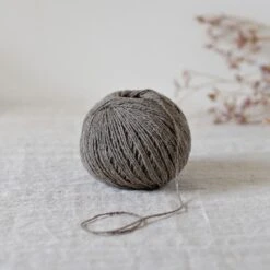 De Rerum Natura Candide(De Rerum Natur Candide) -Tangled Yarn Store dererumnaturacandideLoutre