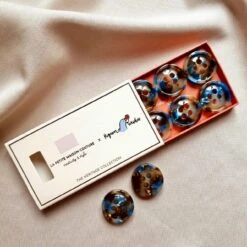 Un Cafe A Paris - Pack Of 8 - 23mm Buttons(Un Cafe A Paris Pack Of 8 23mm Buttons)